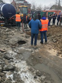 Процесс устранения аварии на водоводе по ул. Радбужская.